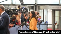 Presidentja e Kosovës, Vjosa Osmani duke folur para mediave në Kopenhagë.
