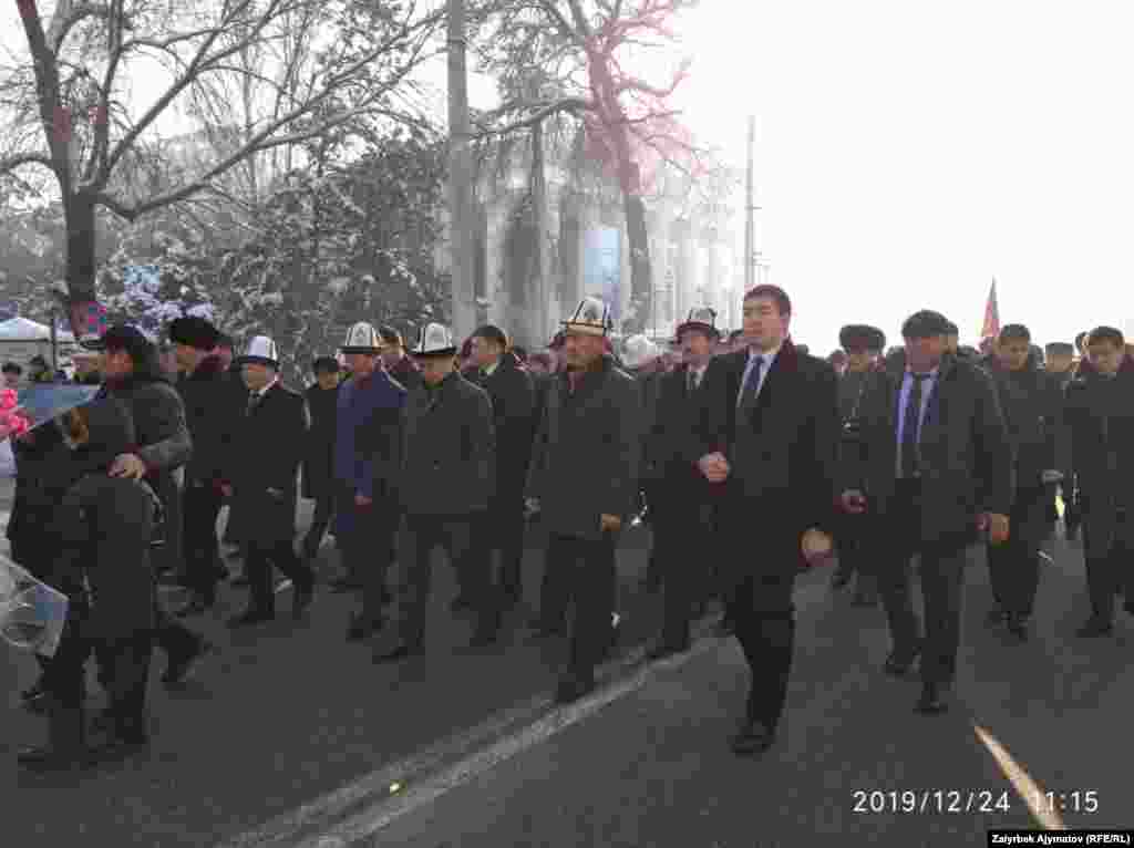 "Кыргыз кереметинин" алпын узатууга маданият кызматкерлери, мамлекеттик кызматкерлер барышты.