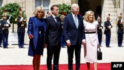 جو بایدن، رئیس جمهور ایالات متحده (دوم) به همراه بانوی اول ایالات متحده، جیل بایدن (راست)، پیش از دیدار دوجانبه به عنوان بخشی از سفر دولتی رئیس جمهور ایالات متحده به فرانسه، مورد استقبال امانوئل ماکرون، رئیس جمهور فرانسه (دوم) و بریژیت ماکرون، بانوی اول فرانسه قرار گرفتند.