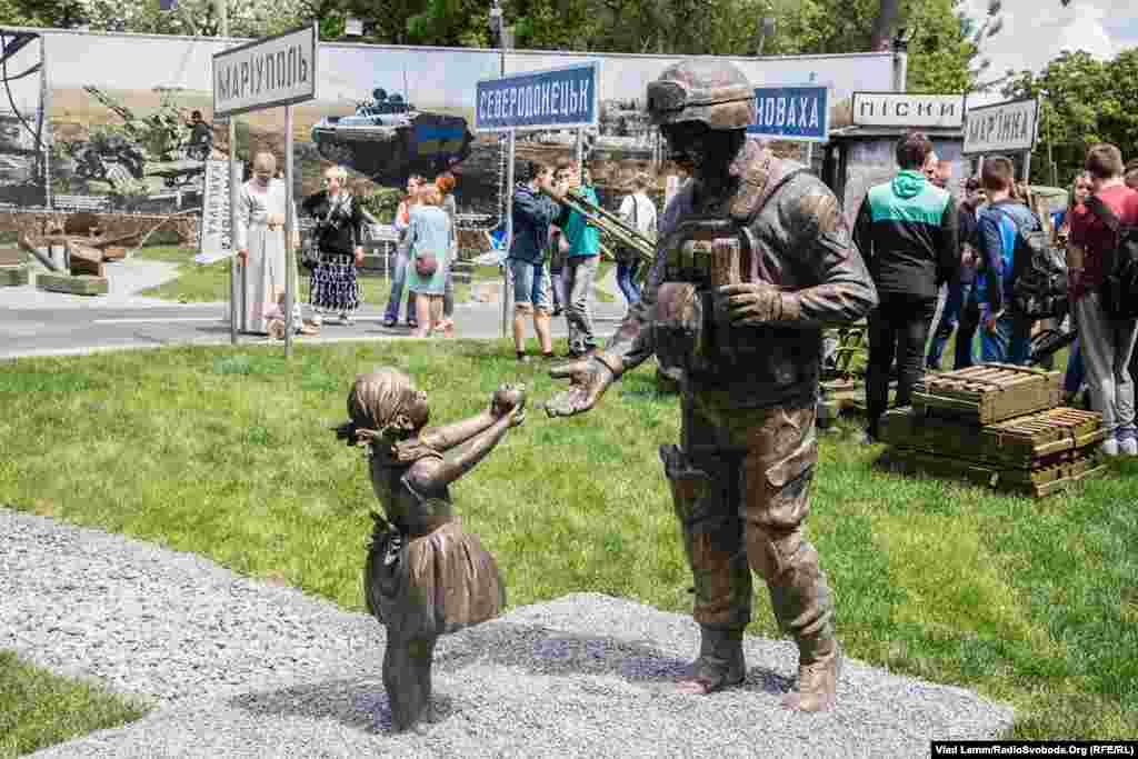 Скульптурна композиція &laquo;Вдячність&raquo; авторства Володимира Райченко