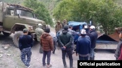 Тар дарыясына түшүп кеткен "Портер" автоунаасын алып чыккан учур. 