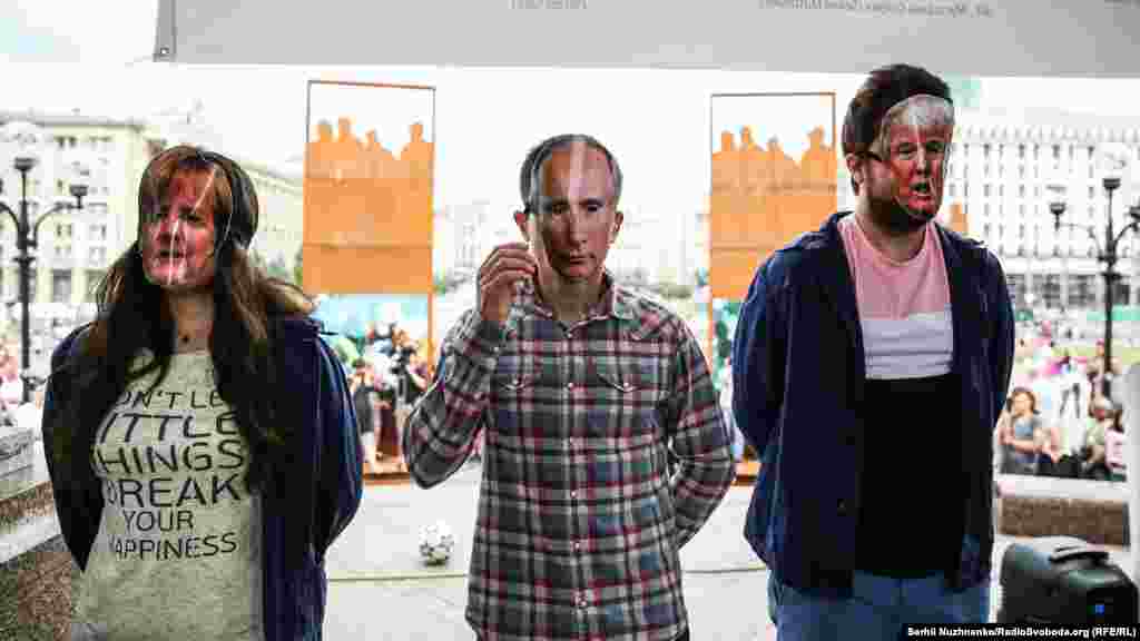 63-й день. В той же день, в рамках акції &laquo;Let's Unite Our Efforts&raquo; (&laquo;Давайте Об'єднаємо наші зусилля&raquo;) пройшов політичний перформанс. Активісти надягнули маски президента США Дональда Трампа, канцлера Німеччини Ангели Меркель, російського президента Володимира Путіна, і режисера Олега Сенцова