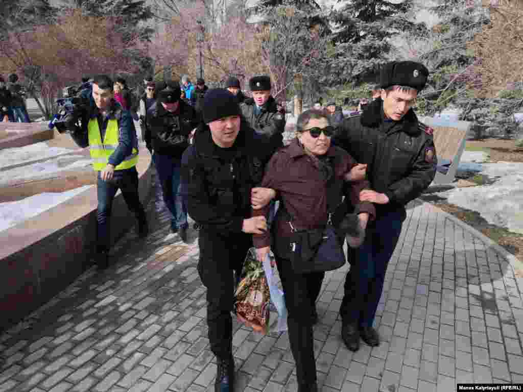 Нур-Султан жана Алматы шаарында бозгундагы саясатчы Мухтар Аблязов түзгөн &ldquo;Казакстан демократиялык тандоо&rdquo; кыймылынын митингинде ондогон кишилер кармалды. Саясий кыймыл Казакстандын бир нече шаарында нааразылык акциясына чыгууга үндөгөн.