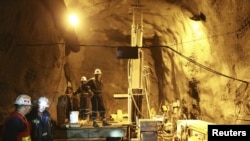 Кумтөр кенинде иштеген жумушчулар