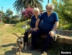 Лусиа Тополански и Хосе Мухика возле своего дома в пригороде Монтевидео. Октябрь 2004 г.