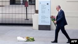 Прэм’ер-міністар Аўстраліі Энтані Альбанезэ прынёс кветкі на месца гібелі людзей, 15 сьнежня 2025 году