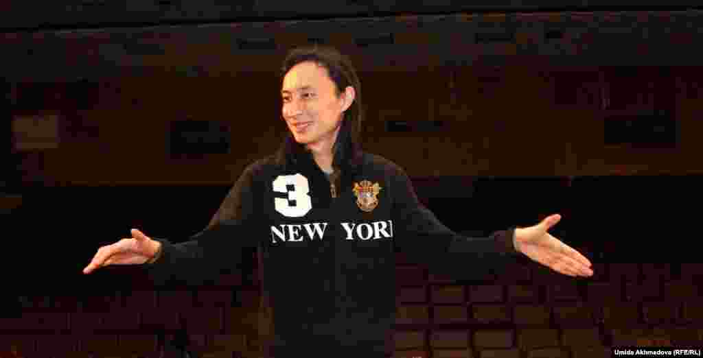 "Әке-шешем музыкадан алыс адамдар болса да, Әлібек Дінішевтің құрметіне атымды Әлібек деп қойыпты. Бәлкім осы факт те музыкант болуыма әсер еткен шығар" дейді дирижер.