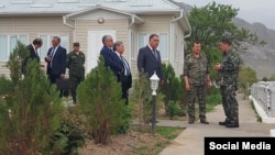 Глава ГКНБ Кыргызстана Камчыбек Ташиев и глава спецслужбы Таджикистана Саймумин Ятимов. Фото взято из социальных сетей. 