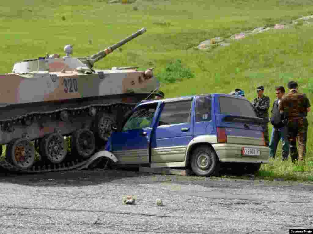 2 июня 2012 года при выводе военной техники узбекских&nbsp;вооруженных сил из анклава Сох в Узбекистан&nbsp;раздавил автомобиль гражданина Кыргызстана.