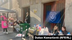 Učenici Pete beogradske gimnazije na ulazu u tu školu, 14. oktobar 2025.