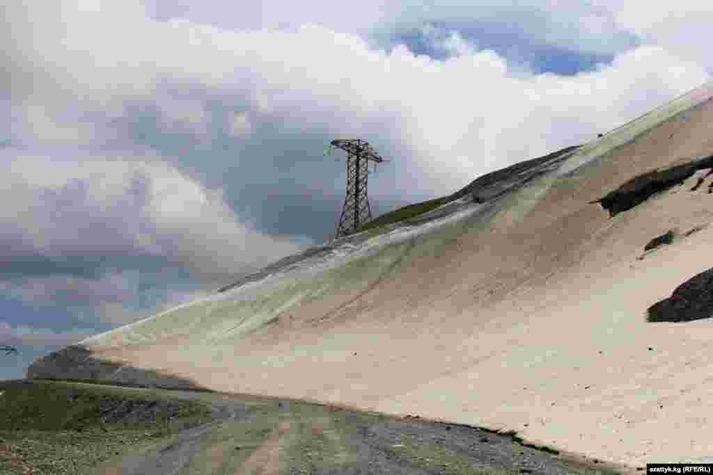 Каждая из таких опор, в пустынных горах кажутся оплотом цивилизации и прогресса. 