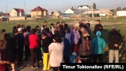 Собрание жителей жилмассива "Ак-Орго",  недовольных продажей земли, Бишкек, 4 мая 2013 года.
