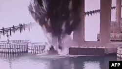 Stop-cadru din videoul difuzat de ucraineni, care arată explozia de la unul din pilonii podului. 