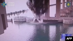 Скриншот с видео СБУ, на котором запечатлен взрів у опорі Керченского моста, 3 июня 2025 года