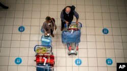 Medicii din Africa de Sud, care au semnalat apariția noii tulpini, spun că cei infectați au simptome medii, tratabile la domiciliu. Prin simptomele documentate la prime cazuri de infectare cu Omicron se află oboseala extremă, dureri de cap și musculare. 