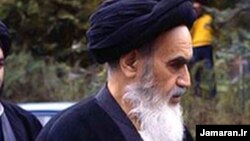 آیت الله روح الله خمینی رهبر مذهبی اسبق ایران نخستین کسی بود که به نشر کتاب « آیات شیطانی » واکنش نشان داد و نویسنده آن سزاوار مرگ دانست