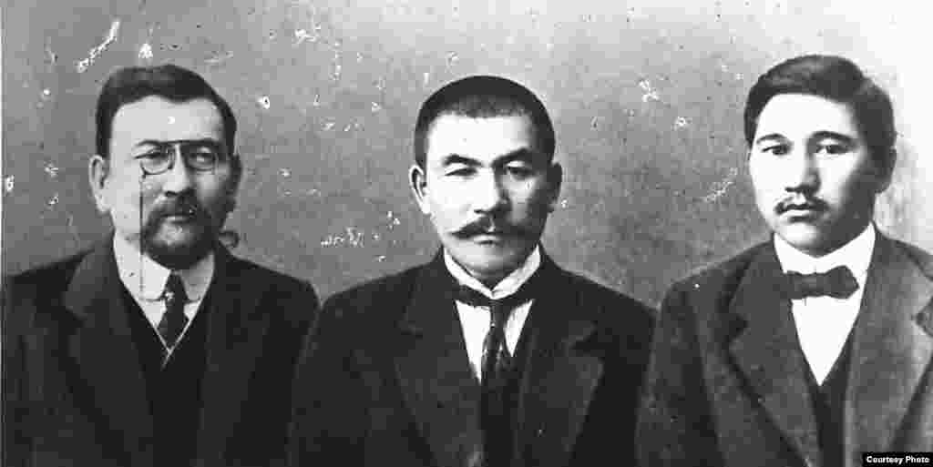 Основоположники национальной партии "Алаш" (слева направо): Ахмет Байтурсынов, Алихан Букейханов и Миржакып Дулатов.&nbsp;В декабре 1917 года по инициативе Букейханова на Всеказахском курултае (учредительном съезде) была провозглашена Алашская автономия. Председателем высшего органа власти - правительства "Алаш-Орда" - был избран Букейханов.