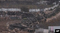 د اسراییلو زغره وال ګاډي د ډیسمبر پر اتمه د ګولان لوړو او سوریې ترمینځ د الفا کرښې ترڅنګ ولاړ دي.