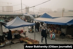 Булганган абада бет кап кийип жүргөн адамдар. Ташкент, 2021-жылдын 5-ноябры. Сүрөт Анзор Бухарскийге таандык (архив).