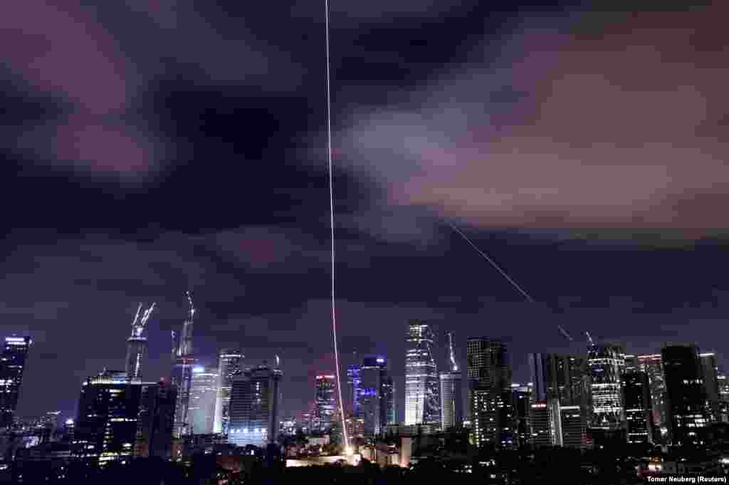 Rakete ispaljene iz Irana, snimljene iz Tel Aviva, zaustavljene od strane izraelske odbrane, 15. juna.