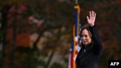 کاملا هيرېس د نومبر پر شپږمه په واشنګټن ډي سي کې خپلو پلويانو ته د وينا پر مهال يې په ولسمشريزه انتخاباتو کې خپله ماتې ومنله.