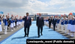 Udhëheqësi kinez, Xi Jinping, mirëpritet nga presidenti kazak, Qasym-Zhomart Toqaev në aeroportin e Asatanës në qershor 2025.