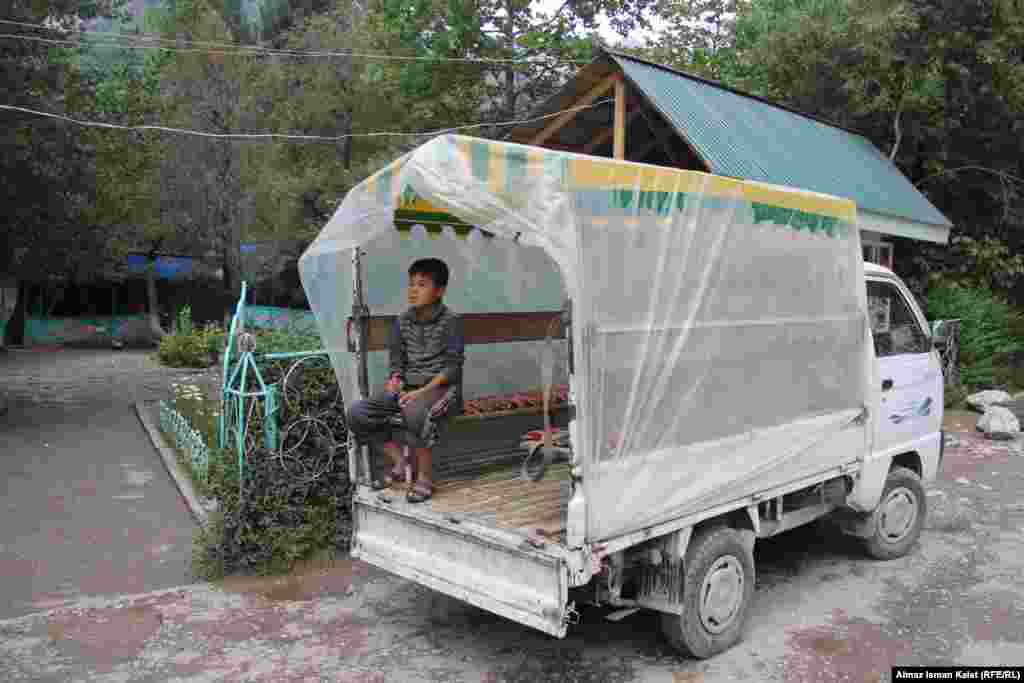 Вот на таких "тарантайках" за 50 сомов вас могут туда и обратно отвезти к малому водопаду