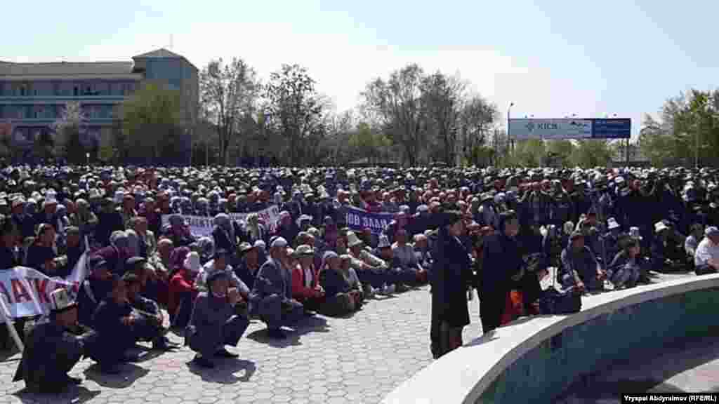 Оппозиция Жалал-Абаддагы митингинде өлкө калкына кайрылуу кабыл алып, талаптарын аткарууга бийликке он күндүк мөөнөт берди.