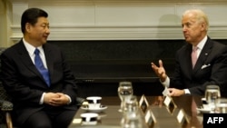 Presidenti amerikan, Joe Biden (djathtas) gjatë një takimi me presidentin kinez, Xi Jinping më 2012 në Uashington.
