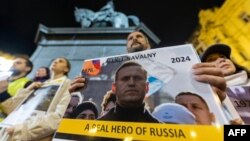 افراد زیادی در سراسر جهان ضمن ادای احترام به الکسی ناوالنی، خواستار تحویل پیکر او به خانواده‌اش شدند