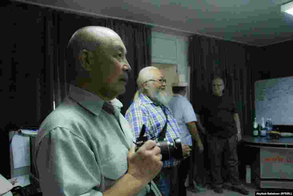 Елена Көчкөнбаева "Караңгы жолдогу окуучулук издер", Махабат Абдылдаева "Жарым кашык кумшекер​" деген баяндары үчүн да кызыктыруучу сыйлыкка татып, белекке китептер берилди.&nbsp;