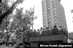 Minerii chemați la București de fostul președinte Ion Iliescu se îndreaptă spre Televiziunea Română