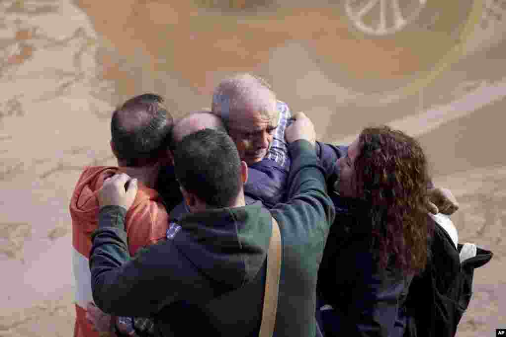 31 octombrie 2024 - Oameni din Valencia așteaptă vești despre rudele lor sinistrate. Localități întregi au fost distruse, iar operațiunile de căutare a persoanelor date dispărute încă sunt la început. Inundațiile au fost atât de mari încât autoritățile nu pot să comunice un număr exact al persoanelor dispărute. Estimările presei spaniole arată sute, poate chiar mii de dispăruți. Inundațiile au lovit și comunitățile de imigranți din Spania.&nbsp; Guvernul României a transmis joi dimineață că verifică dispariția a cel puțin 22 de români stabiliți în Spania. Numărul lor a crescut constant în ultimele ore.