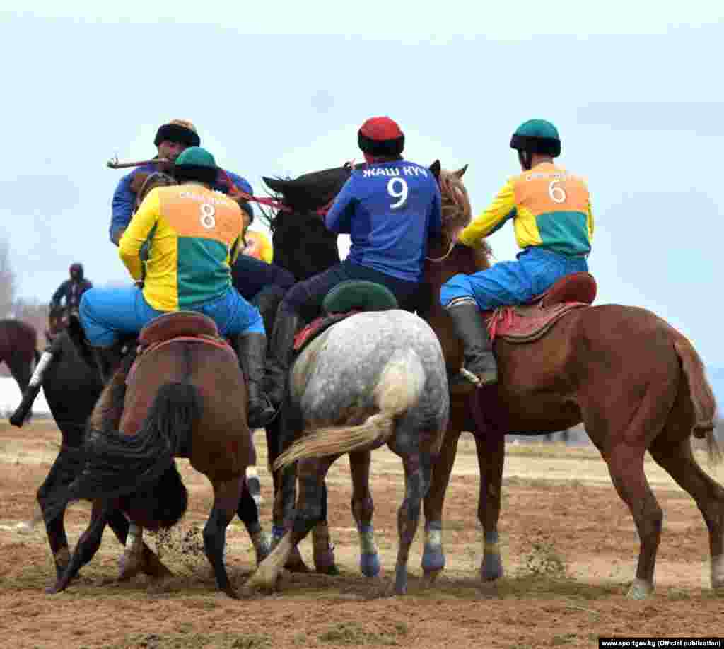 "Сары-Өзөн" жана "Жаш күч" командаларынын оюнчулары беттеш учурунда.&nbsp;
