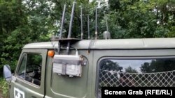 Vechea dubă poreclită „Buhanka”, echipată cu tehnologie modernă ce scanează cerul în căutarea dronelor rusești, pe frontul de la Pokrovsk 