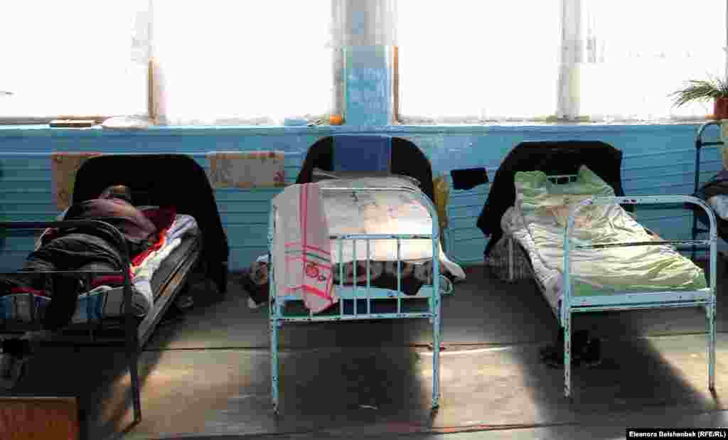 Күч органдары бул бөлүмдө кылмыштуу топ уюшуп алган, "общак" топтоп, "положенец" дайындап, өз тартибин орноткон деп билдирүүдө. Дарыгерлер деле муну жокко чыгарбайт.&nbsp;