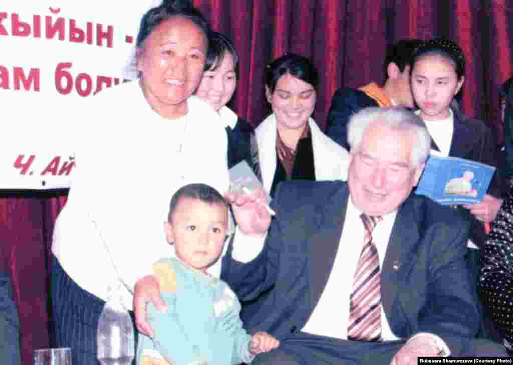 &nbsp;"Азаттыктын мен билген Айтматов" сынагына Бүбүсара Шамурзаева жиберген сүрөт. 2008-жыл