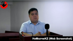 Сотрудник миграционной полиции Данияр Аденов во время судебного заседания по делу Индиры Тергеубаевой 1 апреля 2025 года