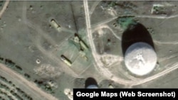 Предположительно антенна РЛС 55Ж6У «Небо-У» на позиции на хребте Тепе-Оба. Скриншот спутниковой карты Google