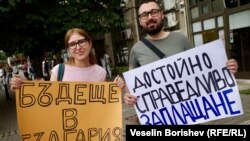 Кадър от протеста на студенти, специализанти и млади лекари пред здравното министерство. 27 юни 2025 г.