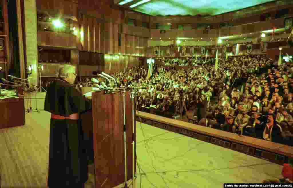 Народний рух об'єднав людей різних політичних переконань, національностей і віросповідань. У Русі було створено &laquo;Палату національностей&raquo;, до якої увійшли представники національних меншин. Безпосередньо серед делегатів були представники 13 національностей