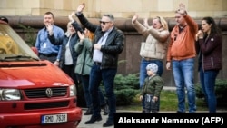 Diplomații din Cehia și familiile lor părăsesc Moscova ca urmare a expulzărilor decise de Kremlin, în data de 19 aprilie.