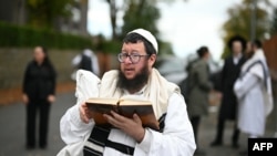 Un evreu se roagă în apropierea locului atentatului de la Manchester, pe 2 octombrie 2025.