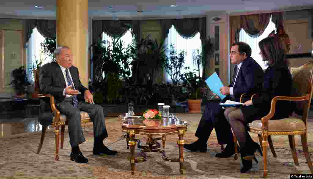 2016 жылы күзде Нұрсұлтан Назарбаев Bloomberg агенттігіне сұхбат берді. Сұхбатында ол "2020 жылға дейін жұмыс істейтінін" айтты. Ол агенттік тілшісіне&nbsp;қалжыңға сүйеп, "ал 2020 жылы біз екеуміз қайта кездесеміз" деді. Назарбаев келесі сайлауға түсу туралы айтуға ертерек екенін, бұл мәселенің халық қолдауына, өзінің денсаулығына байланысты шешілетінін мәлімдеді. Осы жолы ол билікті біреуге мұраға беріп кету ойы жоқ екенін айтты. &nbsp; Суретте: Назарбаев Bloomberg тілшілерімен әңгімелесіп отыр. Агенттік сайтында әңгіменің 2016 жылы 22 қарашада Астанада Ақорда резиденциясында болғаны жазылған. Bloomberg &laquo;бұрынғы СССР елдері басшылары ішінде билікте ең ұзақ отырған лидер экономикалық дағдарыс кезінде демократиялық реформа жасамай, бұл процесті екі онжылдық бойы кешіктіріп келеді&raquo; деп жазған.&nbsp