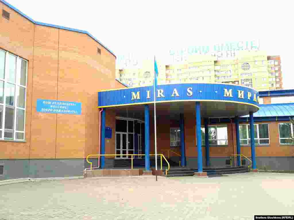 Здание школы "Мирас", в которой учился Азамат Тажаяков. Астана, 2 мая 2013 года.