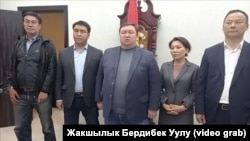 Кандидаты в депутаты от партий «Ата Мекен» и «Республика»: Сейтек Качкынбаев, Жанарбек Акаев, Мирлан Жээнчороев, Эльвира Сурабалдиева, Руслан Казакбаев (слева направо).