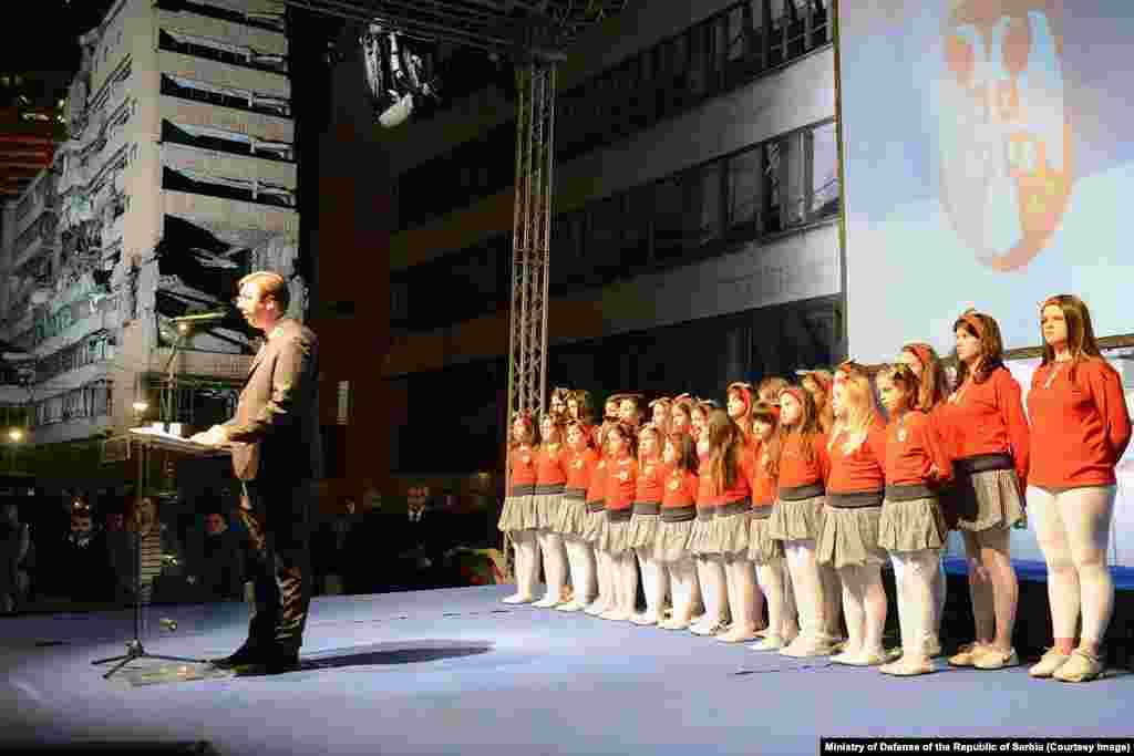 Alexander Vucic, care era prim-ministru la acea vreme, vorbește la un eveniment comemorativ dedicat bombardamentelor NATO asupra Iugoslaviei, în fața clădirii bombardate a Statului Major General, în aprilie 2015.Vucic, care este în prezent președintele Serbiei, a spus mulțimii; „O țară de succes, bine organizată și decentă este victoria noastră. Fiecare clădire pe care o ridicăm, fiecare drum pe care îl construim, fiecare fabrică pe care o construim este victoria noastră.”