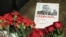 Квіти в пам'ять посла Росії в Туреччині Андрія Карлова біля будівлі російського МЗС. 19 грудня 2016 року