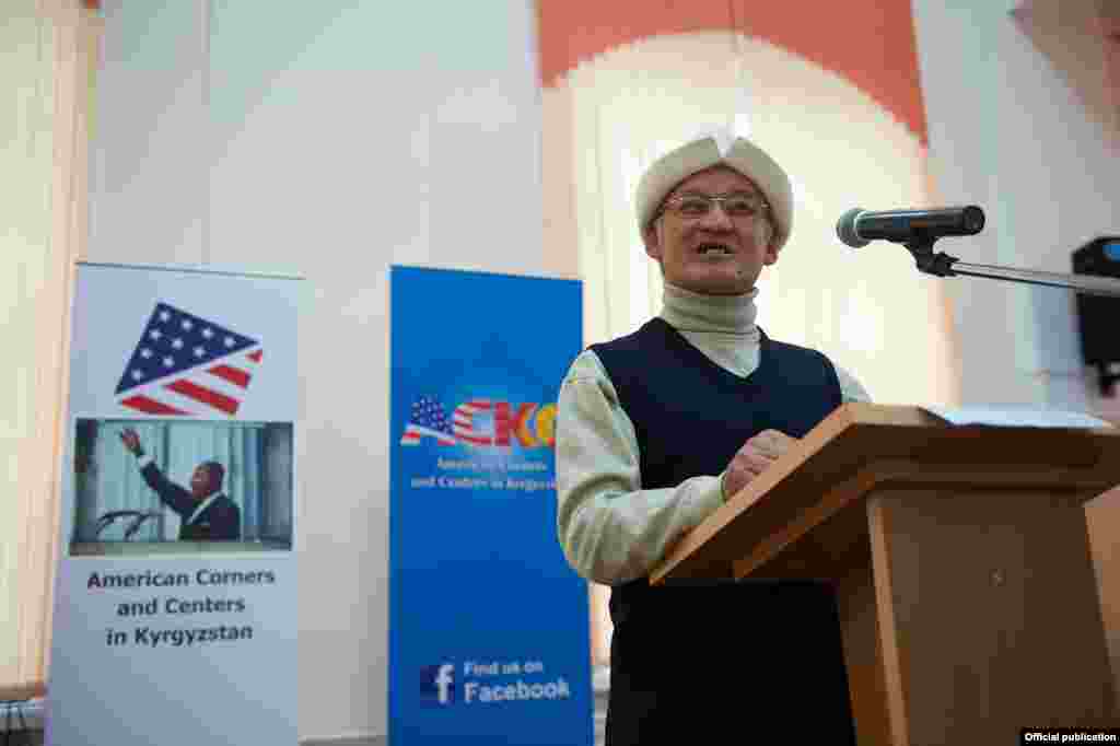 Победитель конкурса декламационного чтения на кыргызском языке Ондуруш Токтонасыров зачитывает речь "Менин бир кыялым...".