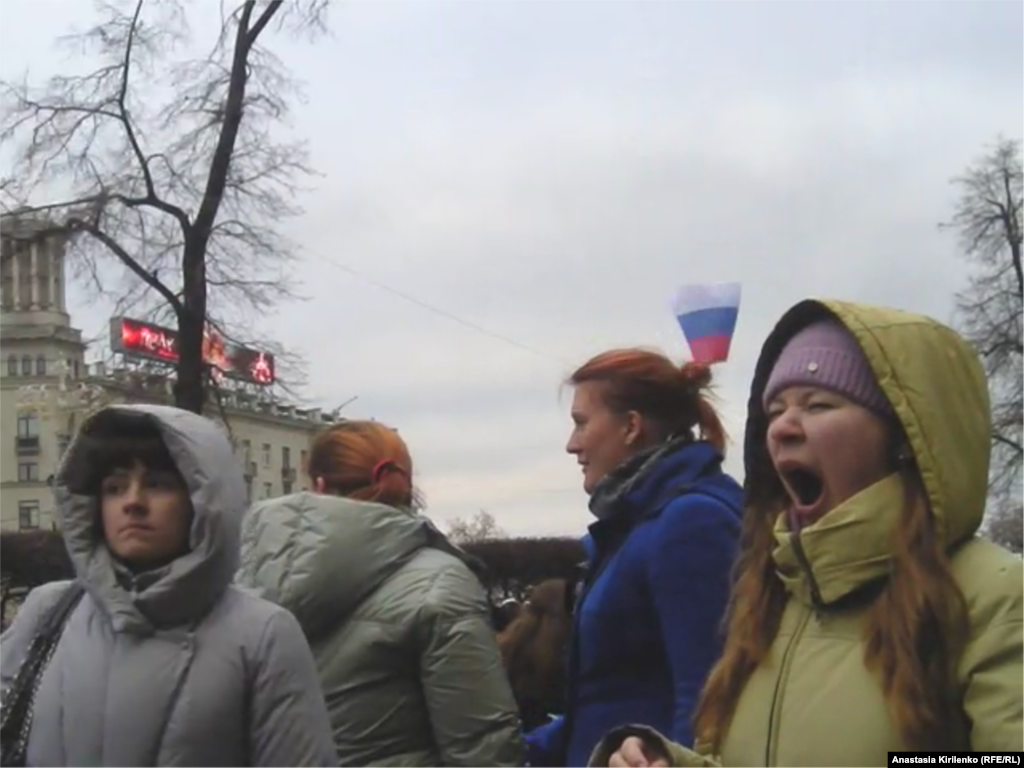 Для разогрева участникам акции "в поддержку прошедших выборов" предложили поскандировать "Шла Саша по шоссе и сосала сушку". Интересно было не всем